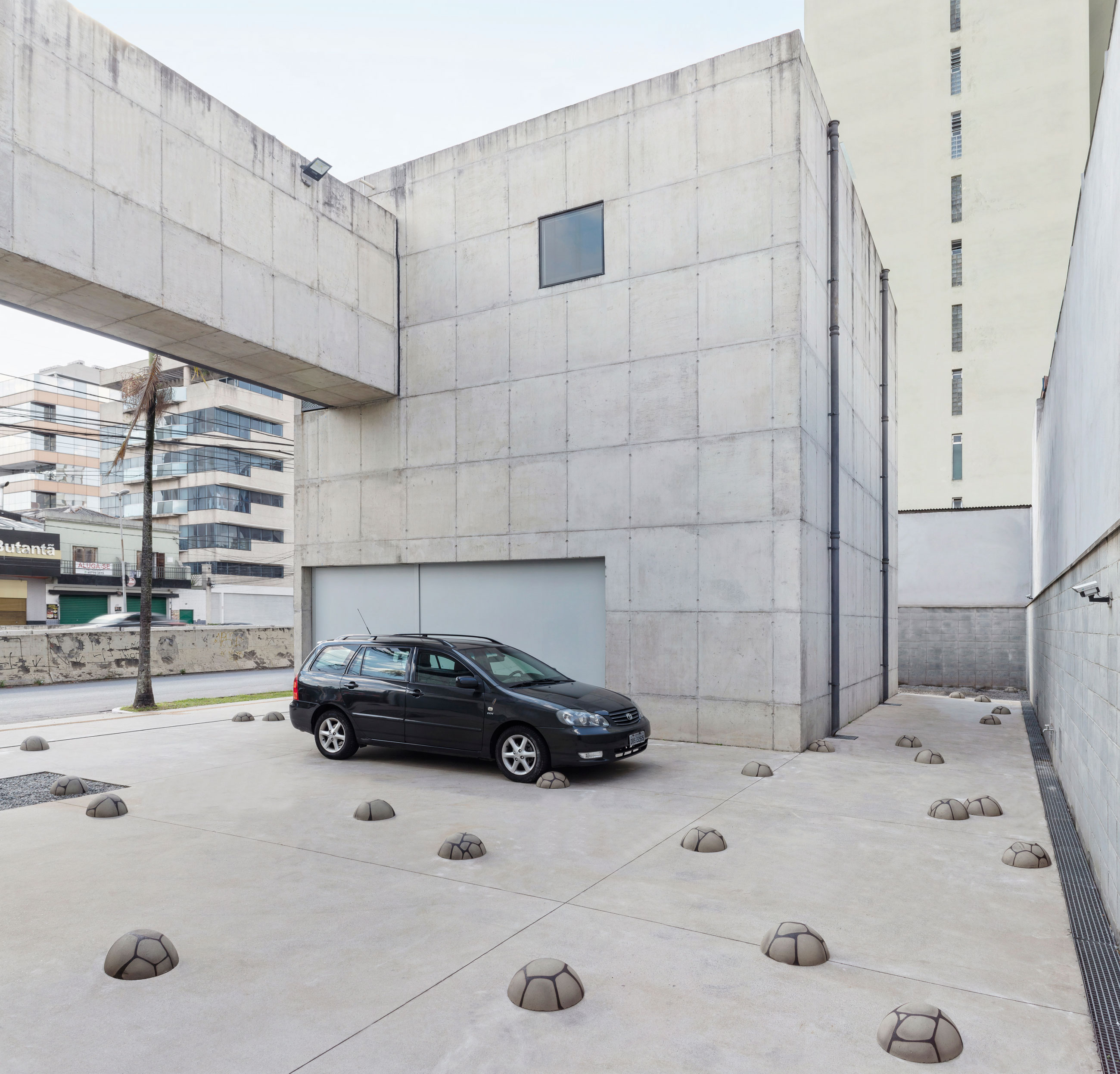 Site-specific Installation titled Errata by artist Ana Dias Batista, consisting of a graffitti with the pattern of a rock wall over the facade of Galeria Leme, curated by Bruno Alves de Almeida for the project SITU, São Paulo, Brazil.