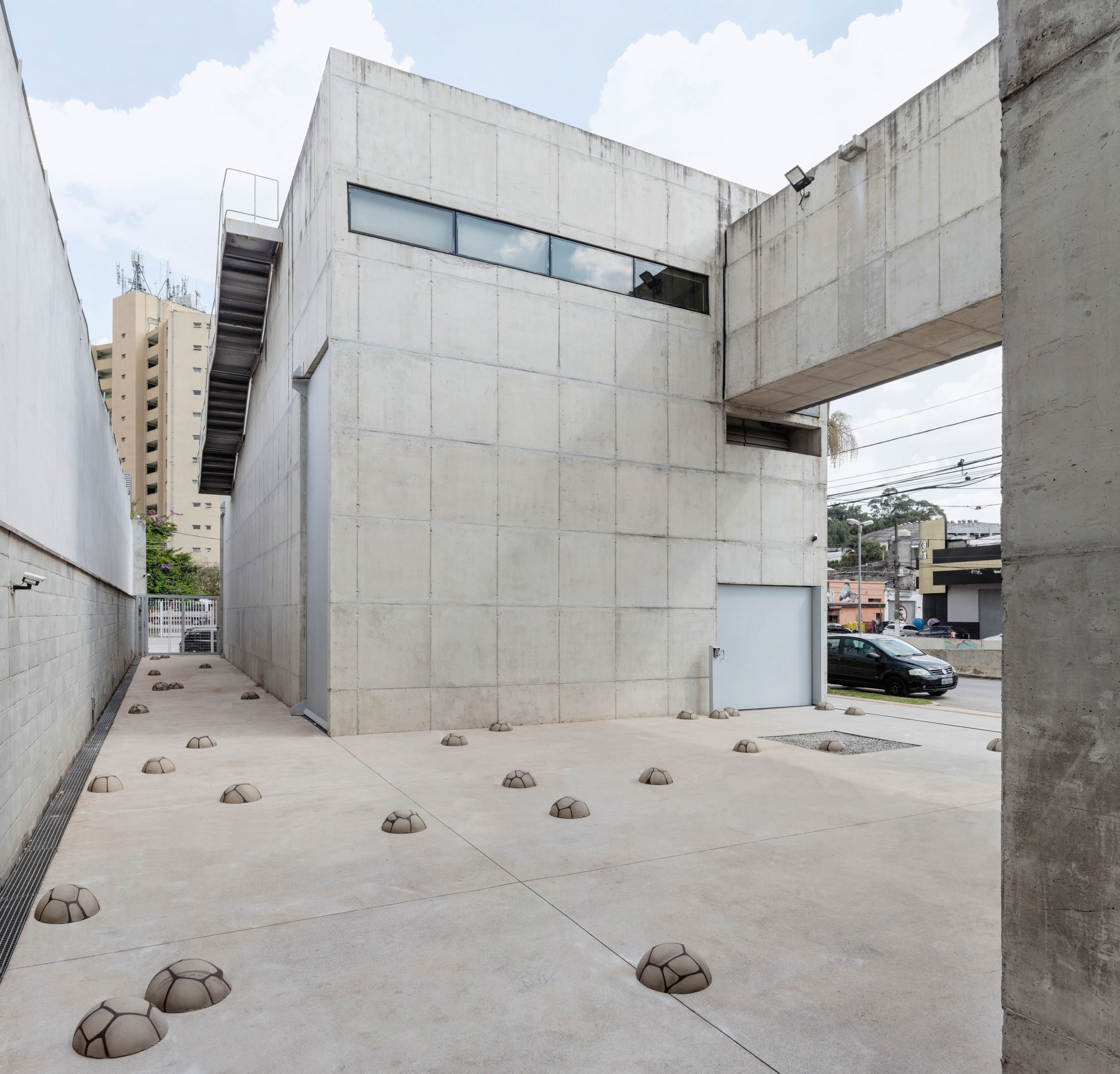 Site-specific Installation titled Errata by artist Ana Dias Batista, consisting of a graffitti with the pattern of a rock wall over the facade of Galeria Leme, curated by Bruno Alves de Almeida for the project SITU, São Paulo, Brazil.