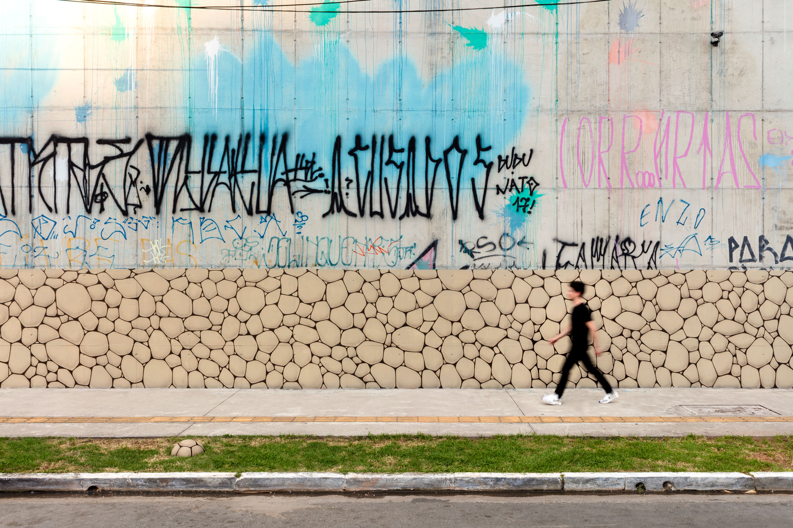 Site-specific Installation titled Errata by artist Ana Dias Batista, consisting of a graffitti with the pattern of a rock wall over the facade of Galeria Leme, curated by Bruno Alves de Almeida for the project SITU, São Paulo, Brazil.