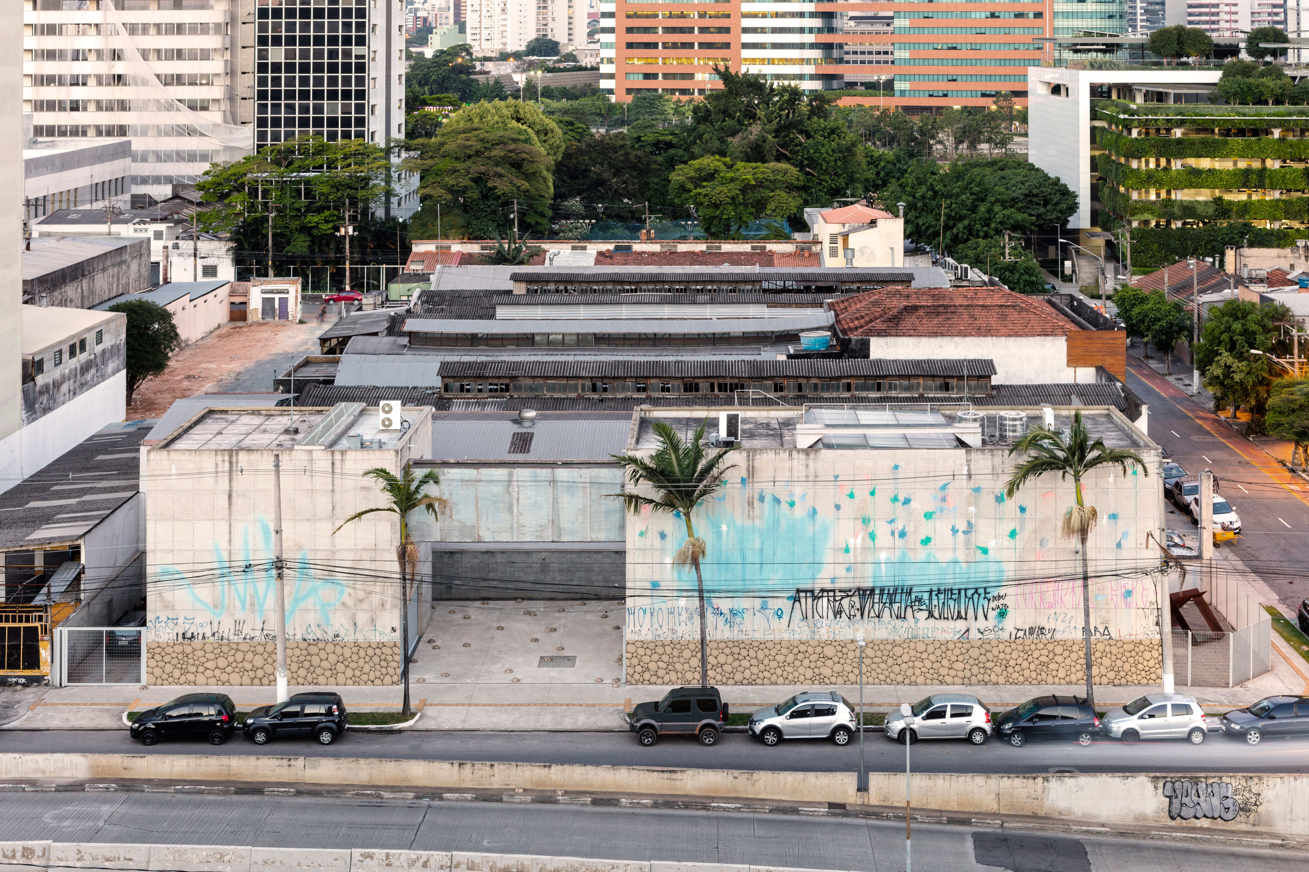 Site-specific Installation titled Errata by artist Ana Dias Batista, consisting of a graffitti with the pattern of a rock wall over the facade of Galeria Leme, curated by Bruno Alves de Almeida for the project SITU, São Paulo, Brazil.