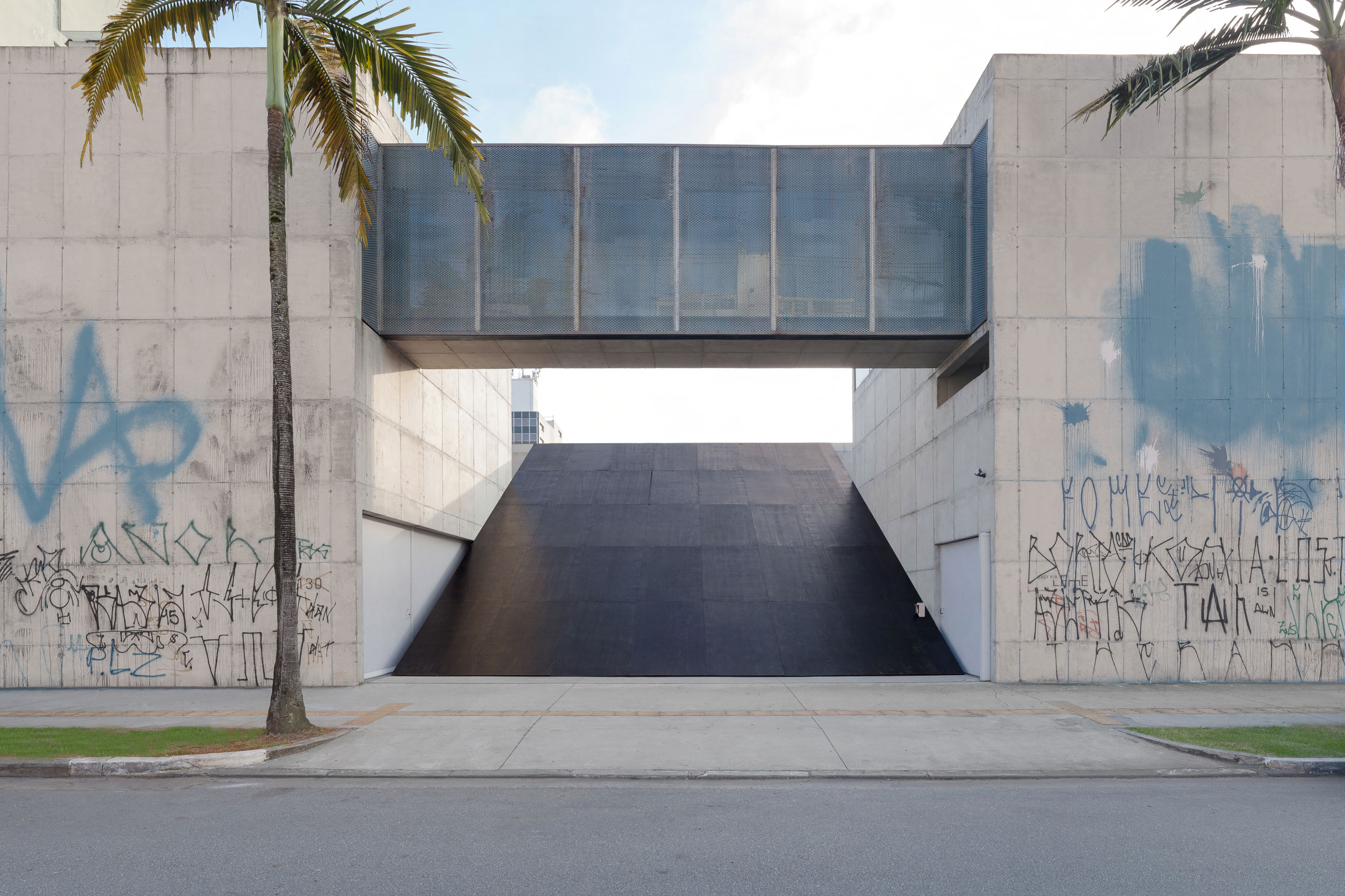 Site-specific Installation titled Informal Order by artist Ricardo Alcaide consisting of a wooden structure and coated plywood, curated by Bruno Alves de Almeida for the project SITU at Galeria Leme, São Paulo, Brazil.