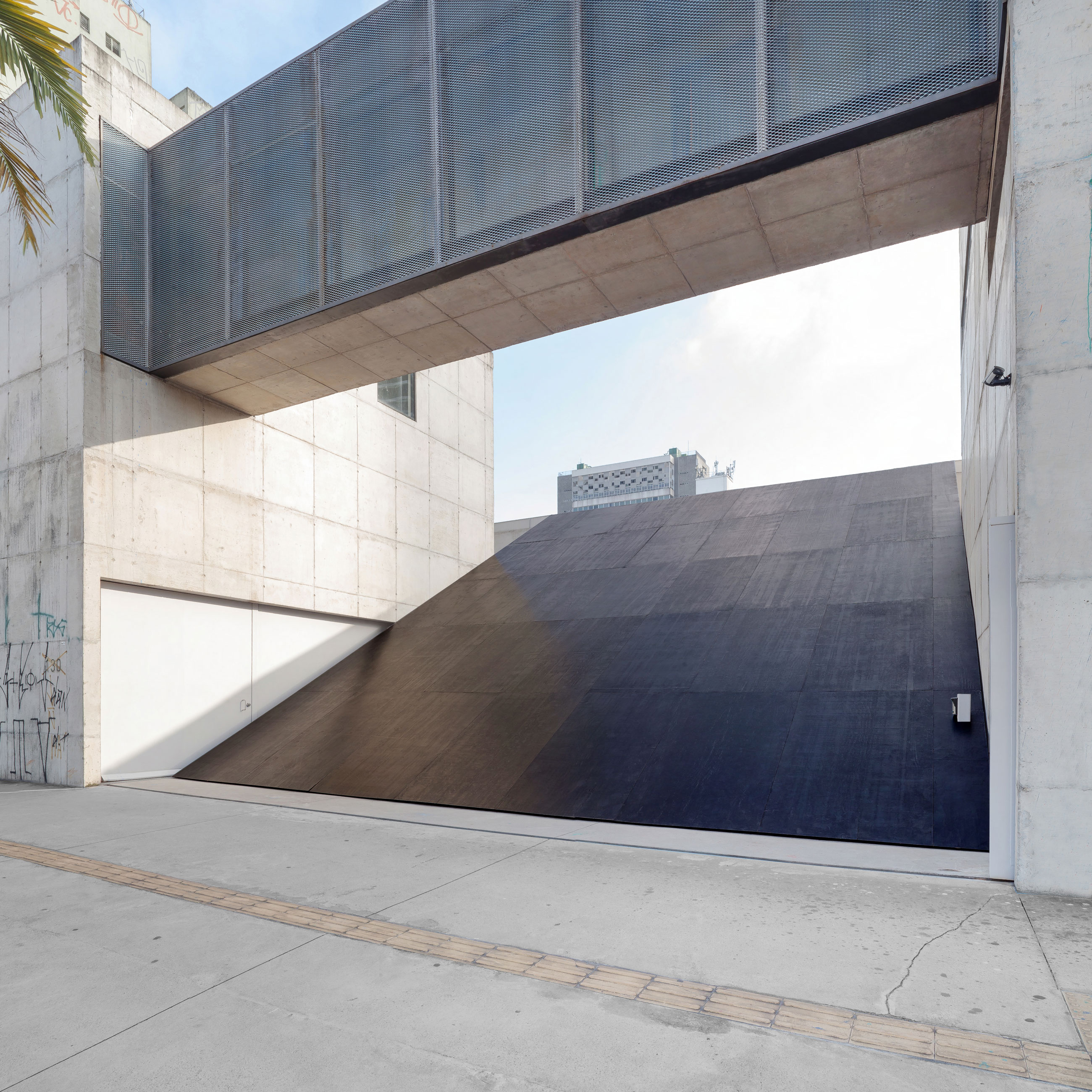 Site-specific Installation titled Informal Order by artist Ricardo Alcaide consisting of a wooden structure and coated plywood, curated by Bruno Alves de Almeida for the project SITU at Galeria Leme, São Paulo, Brazil.