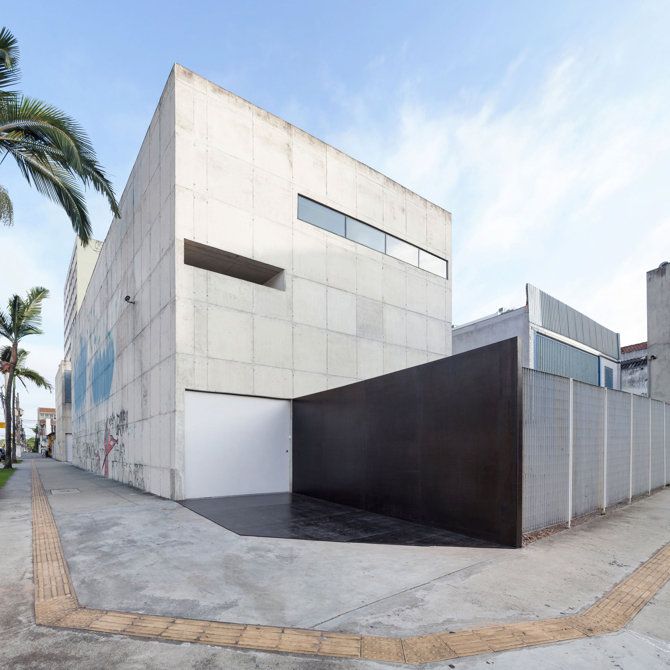 Site-specific Installation titled Informal Order by artist Ricardo Alcaide consisting of a wooden structure and coated plywood, curated by Bruno Alves de Almeida for the project SITU at Galeria Leme, São Paulo, Brazil.