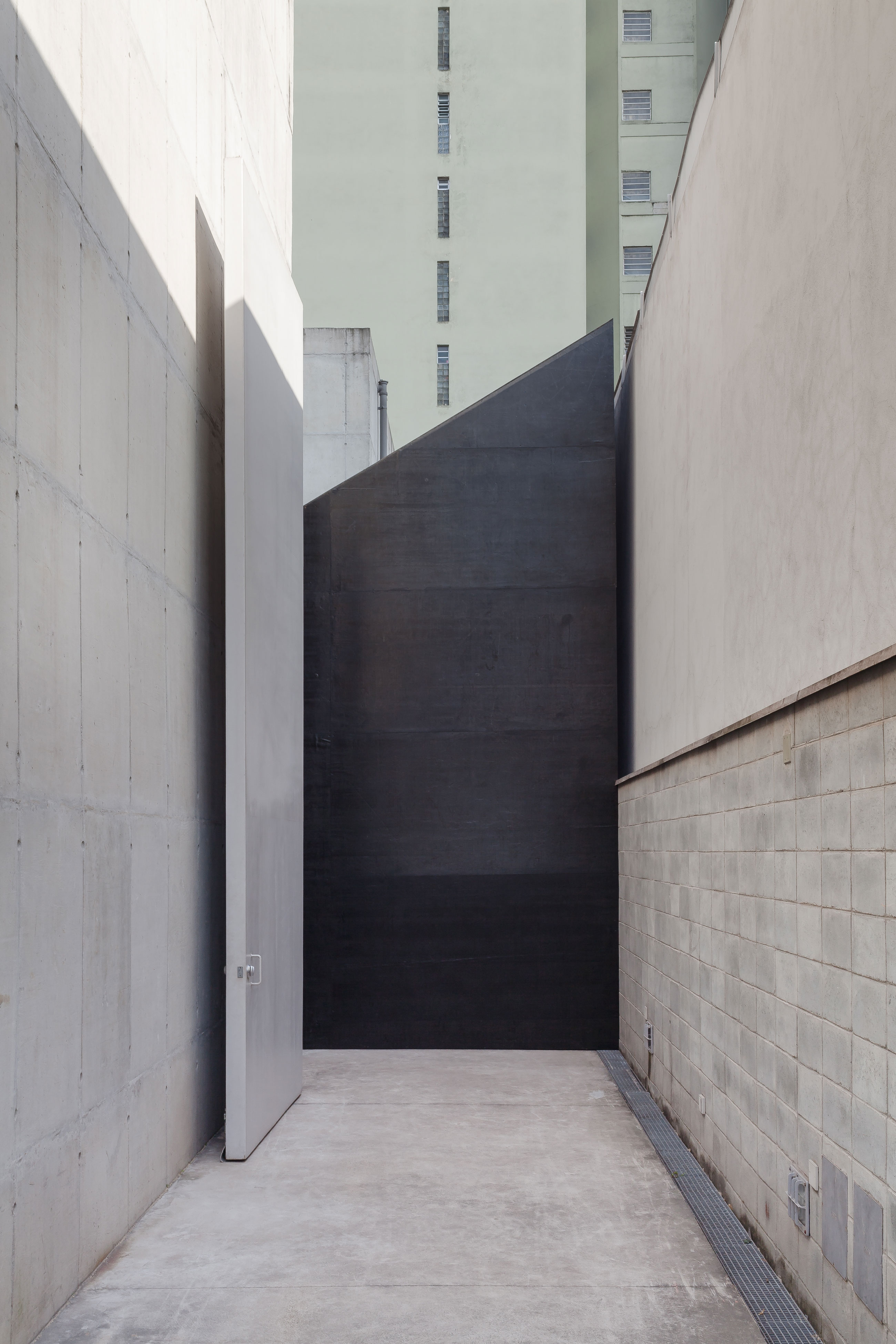 Site-specific Installation titled Informal Order by artist Ricardo Alcaide consisting of a wooden structure and coated plywood, curated by Bruno Alves de Almeida for the project SITU at Galeria Leme, São Paulo, Brazil.