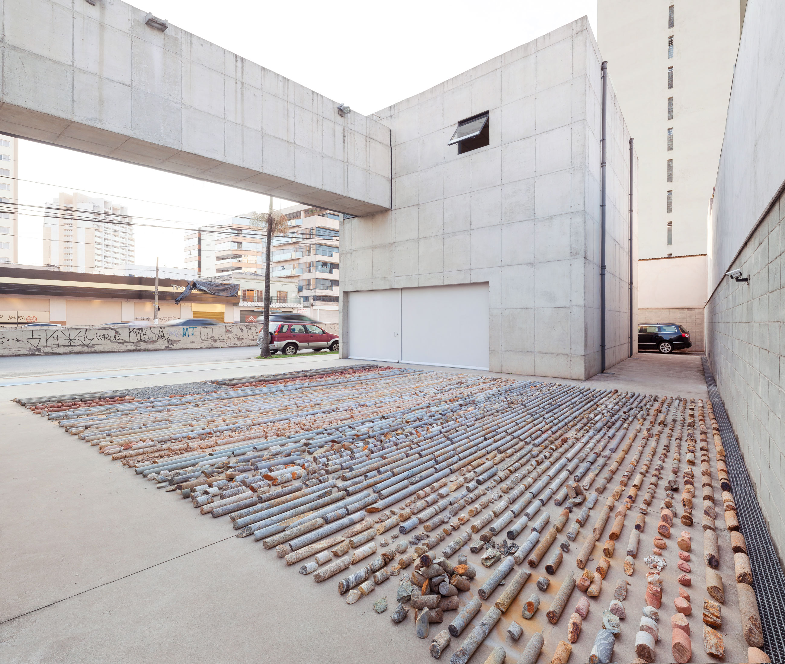 Site-specific Installation titled testemunho by artist Daniel de Paula, consisting of rock core samples, earth and diagram, curated by Bruno Alves de Almeida for the project SITU at Galeria Leme, São Paulo, Brazil.
