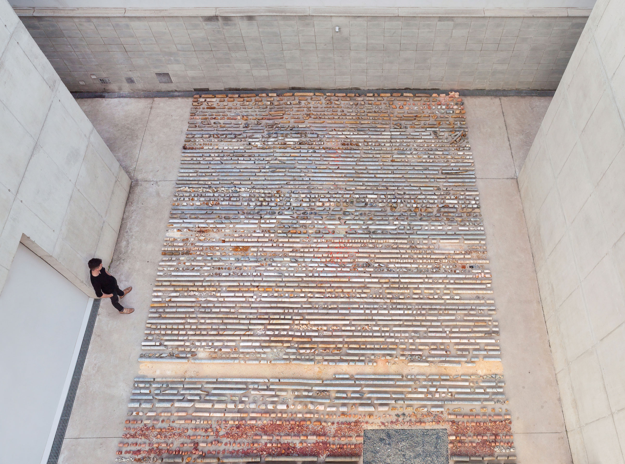 Site-specific Installation titled testemunho by artist Daniel de Paula, consisting of rock core samples, earth and diagram, curated by Bruno Alves de Almeida for the project SITU at Galeria Leme, São Paulo, Brazil.